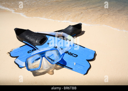 Un kit di snorkeling su una spiaggia Foto Stock