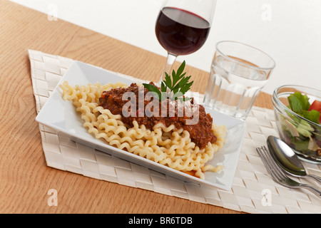 Fusilli lunghi la pasta con la salsa alla bolognese su una piastra Foto Stock