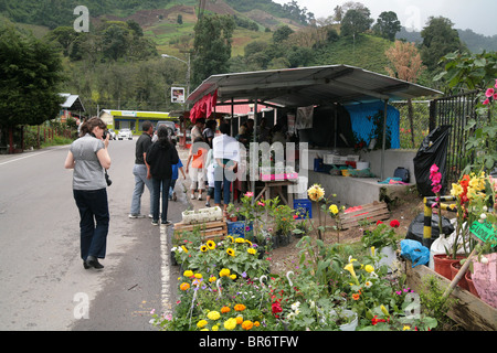 Mercato stradale in Chiriqui Highlands, pieni di turisti acquistare artigianato e alimenti regionali. Foto Stock