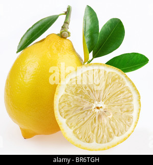 Mature limone con fette e foglie su uno sfondo bianco. Foto Stock