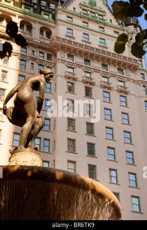 Dettaglio del Pulitzer fontana con il Plaza Hotel al di là della Manhattan New York City USA Foto Stock