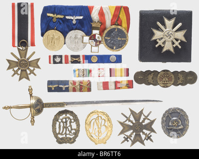 Premi di un attivista spagnolo, Croce spagnola in bronzo, retromarcia punzonato 'L/11'. Classe 1st War Merit Cross con spade, punzonata 'L/11', inseguita. Classe 2nd War Merit Cross con spade sul segmento del nastro. Badge Avvolto In Argento. Vespa ordini in quattro pezzi con 4 e 12 anni di Long Service Awards, Croce di Merit militare e Medaglia di Campagna (Spagna) con il campo in quattro pezzi vespa ordini e una chiusura in due pezzi con solo i premi spagnoli. Distintivo Sportivo Reich In Bronzo. Una chiusura anteriore per il distintivo Phalangist spagnolo, un apritoio in acciaio a forma di campanella, Foto Stock