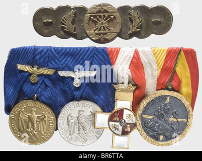 Premi di un attivista spagnolo, Croce spagnola in bronzo, retromarcia punzonato 'L/11'. Classe 1st War Merit Cross con spade, punzonata 'L/11', inseguita. Classe 2nd War Merit Cross con spade sul segmento del nastro. Badge Avvolto In Argento. Vespa ordini in quattro pezzi con 4 e 12 anni di Long Service Awards, Croce di Merit militare e Medaglia di Campagna (Spagna) con il campo in quattro pezzi vespa ordini e una chiusura in due pezzi con solo i premi spagnoli. Distintivo Sportivo Reich In Bronzo. Una chiusura anteriore per il distintivo Phalangist spagnolo, un apritoio in acciaio a forma di campanella, Foto Stock