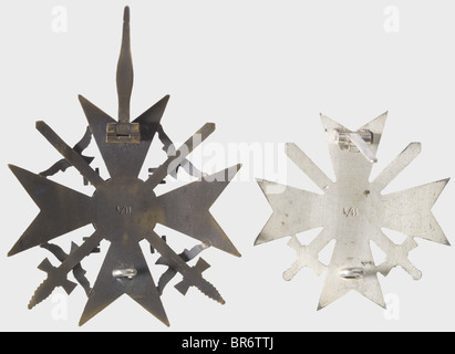 Premi di un attivista spagnolo, Croce spagnola in bronzo, retromarcia punzonato 'L/11'. Classe 1st War Merit Cross con spade, punzonata 'L/11', inseguita. Classe 2nd War Merit Cross con spade sul segmento del nastro. Badge Avvolto In Argento. Vespa ordini in quattro pezzi con 4 e 12 anni di Long Service Awards, Croce di Merit militare e Medaglia di Campagna (Spagna) con il campo in quattro pezzi vespa ordini e una chiusura in due pezzi con solo i premi spagnoli. Distintivo Sportivo Reich In Bronzo. Una chiusura anteriore per il distintivo Phalangist spagnolo, un apritoio in acciaio a forma di campanella, Foto Stock