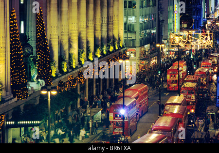 Oxford Street, Selfridges, decorazioni di Natale, notte Londra Inghilterra luci del Regno Unito West End bus rosso bus shop negozi di shopping Foto Stock
