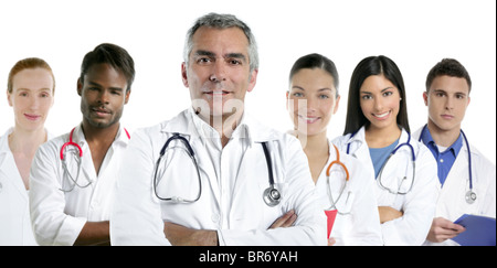 Competenza i capelli grigi medico infermiere multirazziale team fila su bianco Foto Stock