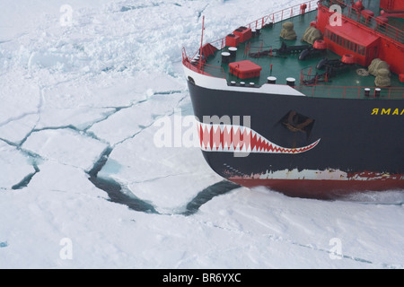 Russo rompighiaccio nucleare "Yamal' viaggiando attraverso il ghiaccio in rotta verso il Polo Nord di luglio 2007 Foto Stock