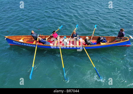 Port Isaac ladies equipaggio nel loro concerto "Roscarrock' alla XIX Mondo Gig pilota campionati, isole Scilly, Maggio 2008 Foto Stock