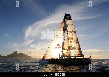 Nero di Telefonica in arrivo a Città del Capo in ottavo e ultimo posto con un timone rotto e spirito di prua. Il decimo Volvo Ocean Race, 2008 Foto Stock