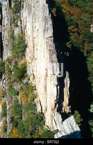 Scalatore maschio sulla Parete Ovest del picco del Nord a rocce di Seneca West Virginia. Foto Stock