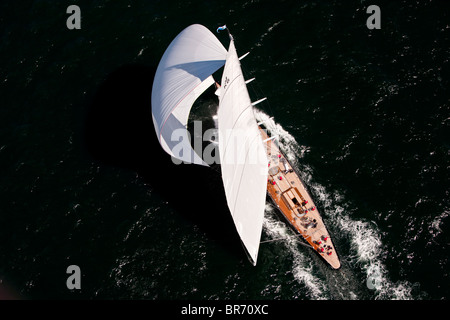 Il premier di J-Class yacht 'Hanuman,' sailing downwind Sotto spinnaker in Newport regata della benna, luglio 2009, Rhode Island, Foto Stock