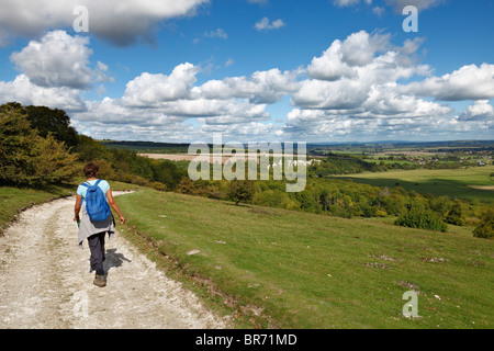 Donna che cammina lungo il South Downs. Foto Stock