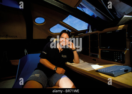 Ellen MacArthur presso la postazione di navigazione a bordo di "Kingfisher' in cui ha realizzato il nuovo record di viaggio da Plymouth, UK t Foto Stock