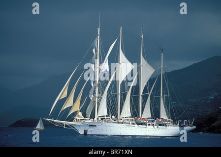 Clipper Ship 'Flying Cloud' sotto il cielo tempestoso durante la Antigua Classics settimana, dei Caraibi. Foto Stock