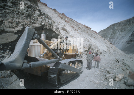 Bulldozer di eliminare i detriti sulla strada nuova in Zanskar fiume valle del Ladakh. Foto Stock