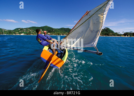 Workboat duro sul vento durante la regata annuale, Grenada Sailing Festival, Grenada, dei Caraibi. Foto Stock