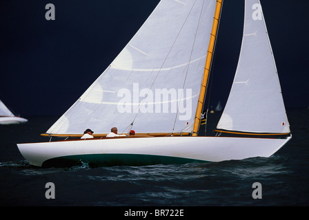 Classic yacht 'Tomahawk' racing a Newport Museum of Yachting Classic Yacht Regatta sotto un cielo tempestoso, Rhode Island, STATI UNITI D'AMERICA Foto Stock