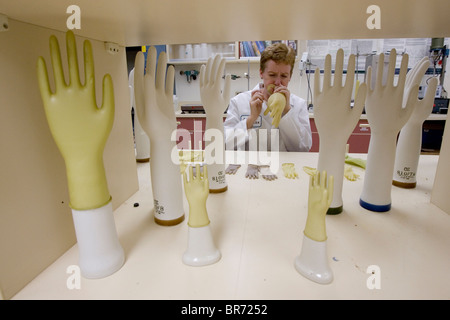 Scienziato con la Yulex Corp. rende i prototipi dei guanti di gomma per testare diverse formulazioni di lattice guayule Foto Stock