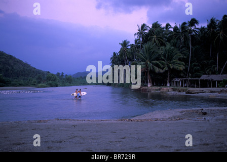 Uomini sconosciuto surf di Michoacan Messico. Foto Stock