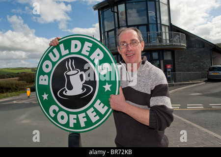 DEREK Edwards, il proprietario di massi Cafe , Borth, Wales UK, con il segno per il suo cafe che egli ha dovuto rimuovere Foto Stock