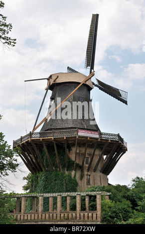 Lo storico Mulino situato nel palazzo Sanssouci Potsdam Germania Luglio 2010 Foto Stock