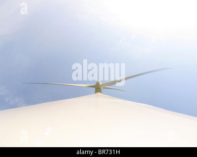 Una vista verso l'alto di una turbina eolica in Francia Caurel. Foto Stock