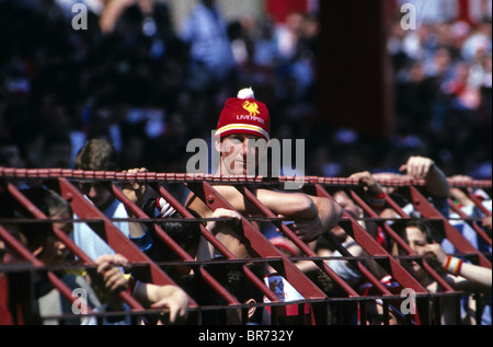 I tifosi del Liverpool dietro la scherma a Old Trafford per il 1989 FA Cup semi final replay Liverpool v Nottingham Forest Foto Stock