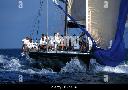 Il lavoro di squadra per un paranco spinnaker a bordo 78ft Maxi 'Sagamore' a Antigua Race Week, 1997. Foto Stock