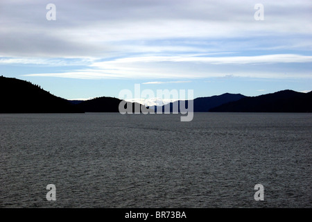 Nuvole sulla costa distante in stretto di Cook, Nuova Zelanda Foto Stock