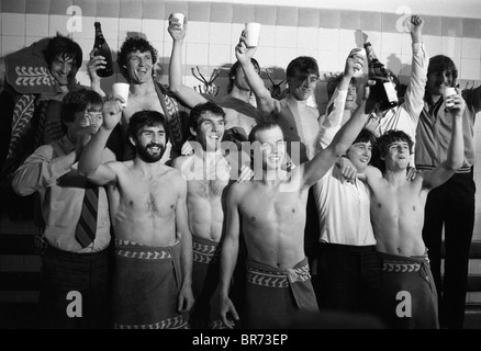 Aston Villa giocatori celebrare vincendo la Football League Championship nel camerino a Highbury. Arsenal 02 Maggio 1981 Foto Stock