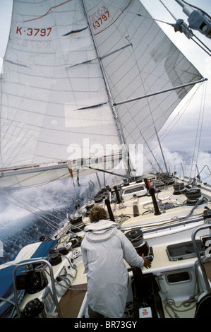 Navigare attraverso l'Oceano del Sud a bordo di Simon le Bon il maxi yacht tamburo. Whitbread Round the World Race, 1985. Foto Stock