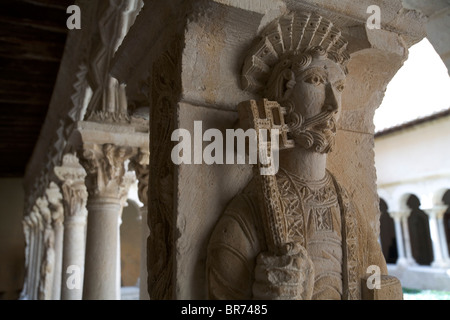 Una scultura in pietra in ombra nel chiostro di una chiesa in Aix-en-Provence Francia. Foto Stock