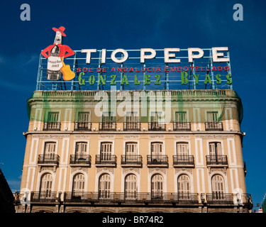 Famoso Tio Pepe pubblicità segno all'estremità est della Puerta del Sol di Madrid, Spagna, successivamente spostato in un edificio sul lato nord della piazza. Foto Stock