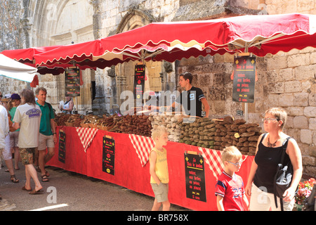 Prodotto localmente salsicce in vendita in una fase di stallo Monpazier mercato nel sud della Francia Foto Stock