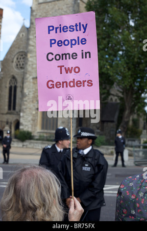 La polizia in piedi dietro una targhetta dimostranti fuori a Lambeth Palace durante il Papa Benedetto XVI visita a Londra Foto Stock