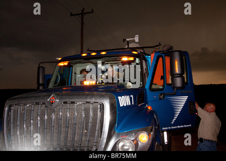 Il doppler su ruote carrello 'Dow 7' scansiona una tempesta a sud di Seminole, KS, 10 maggio 2010. Foto Stock