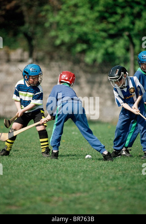 Hockey irlandese, figli giocare hockey irlandese, Foto Stock
