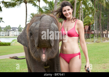 Tourist in posa con un elefante in un resort per vacanze in Thailandia Foto Stock