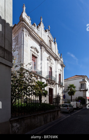 Chiesa della Misericordia nella città di Santarém, Portogallo. Xvi secolo architettura tardo rinascimentale con una facciata in stile barocco. Foto Stock