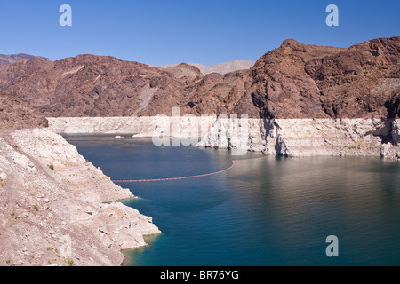 Vista del lago Mead dalla diga di Hoover con estremamente basso livello acqua - concetto ambientale Foto Stock