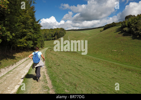 Donna che cammina lungo il South Downs. Foto Stock