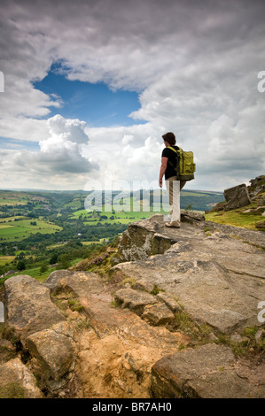 Un escursionista sul bordo Curbar nel Parco Nazionale di Peak District, Derbyshire, England, Regno Unito Foto Stock