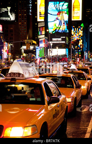 I taxi in attesa del segnale di traffico in Times Square a New York City USA Foto Stock