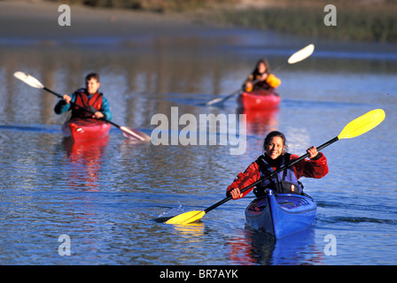 Tre amici in kayak di mare in caccia Island State Park South Carolina. Foto Stock