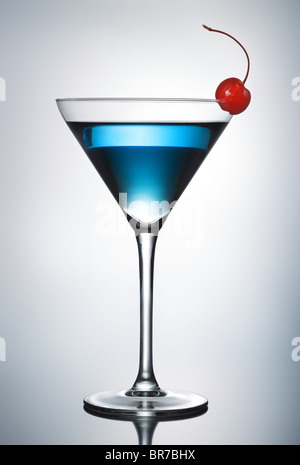 Uno blu martini cocktail con la ciliegia sulla parte superiore Foto Stock