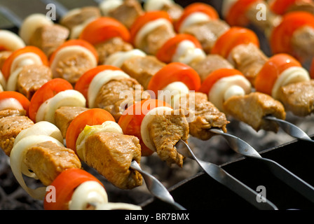 Preparazione delle fette di carne in salsa sul fuoco Foto Stock