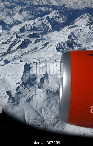 Fotografia aerea, vista dalla finestra di un aereo Easyjet che sorvola le alpi francesi e italiane Foto Stock