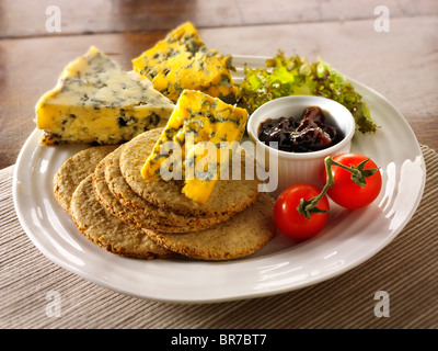 Formaggi e biscotti con stilton, Stilton bianco & blacksticks formaggio. Foto Stock