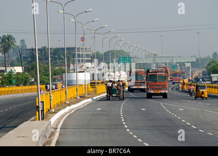 Autostrada nazionale (NH7) nei pressi di Dharmapuri, Tamil Nadu. Foto Stock