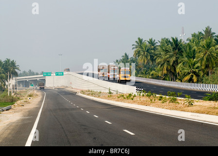 Autostrada nazionale (NH7) nei pressi di Dharmapuri, Tamil Nadu. Foto Stock